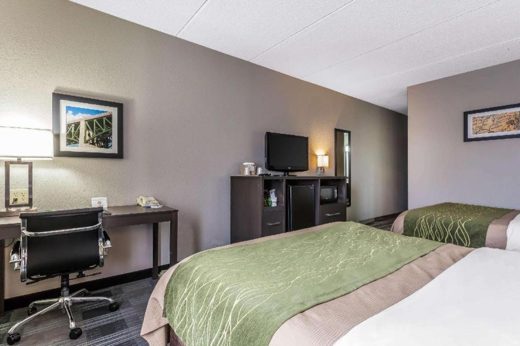 Comfort Inn Cleveland Airport Middleburg Heights Exterior photo