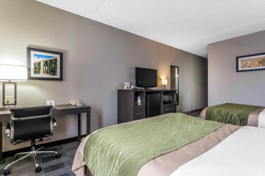 Comfort Inn Cleveland Airport Middleburg Heights Exterior photo